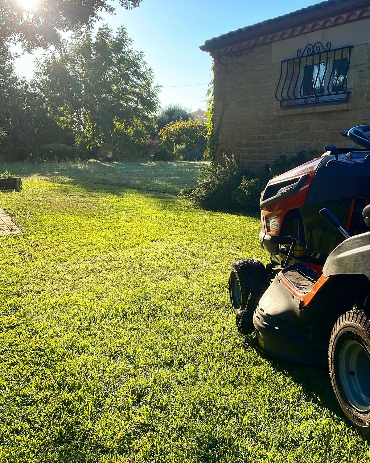 Entretien d'un jardin avec une tondeuse